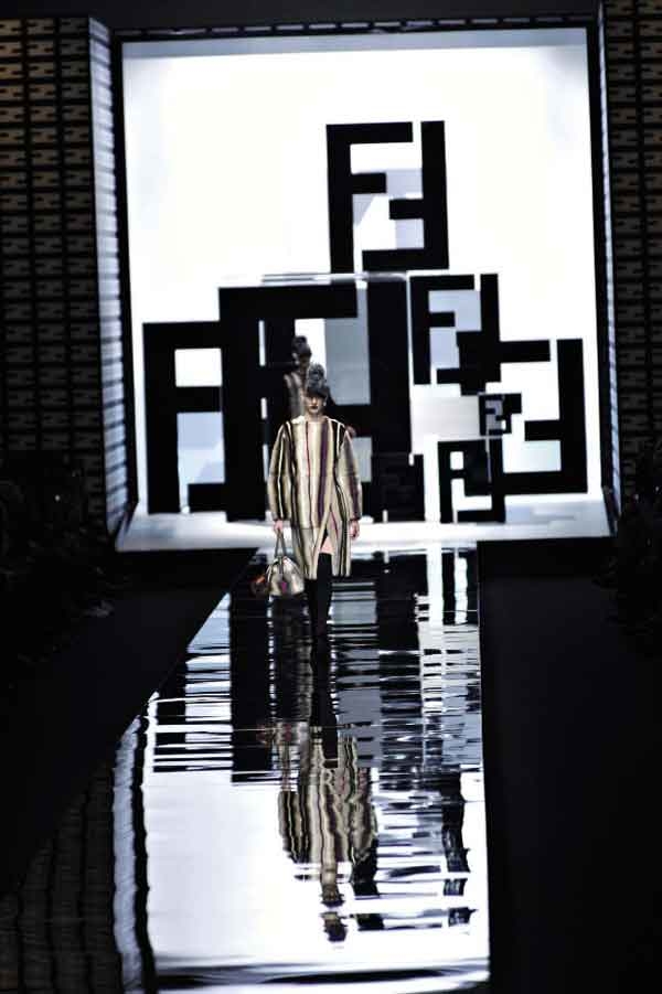 Fendi عشق العلامة المميّزة