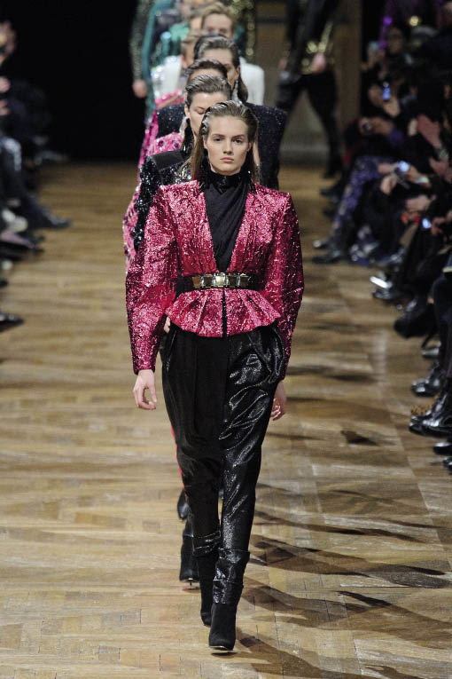 تصاميم  Olivier Rousteing  تتخطّى حدود الزمن