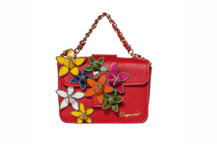 الأحمر بالنقوش الأنثوية من Dsquared2