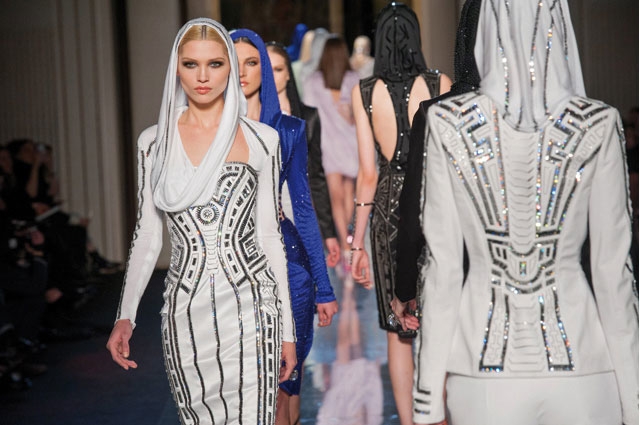 دار “Versace” تقدم الملكية الرومانية