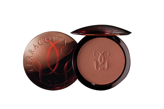 سمرة جذابة مع جيرلان