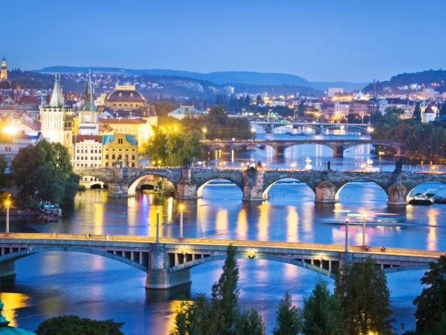 براغ: سياحة وثقافة وعلاج