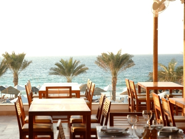 مطعم “فلوكة” دبي يجذب محبي المأكولات البحرية