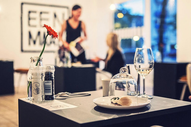 مطعم يحتوي على طاولات لشخص واحد فقط؟