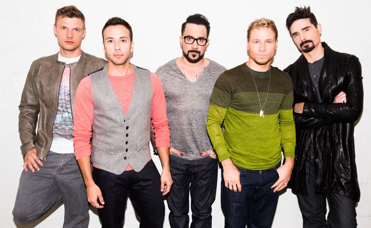 جمع أعضاء فرقة الـ”N-Sync” و ال”Backstreet Boys”