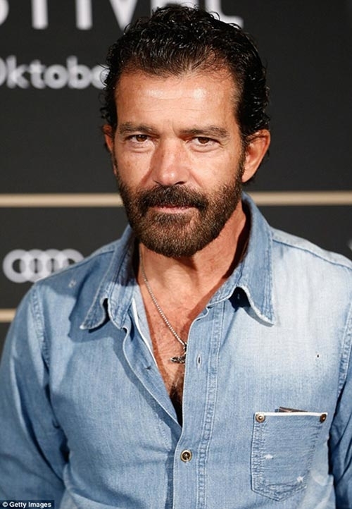 Antonio Banderas يعود الى المدرسة ليكون مصمم أزياء