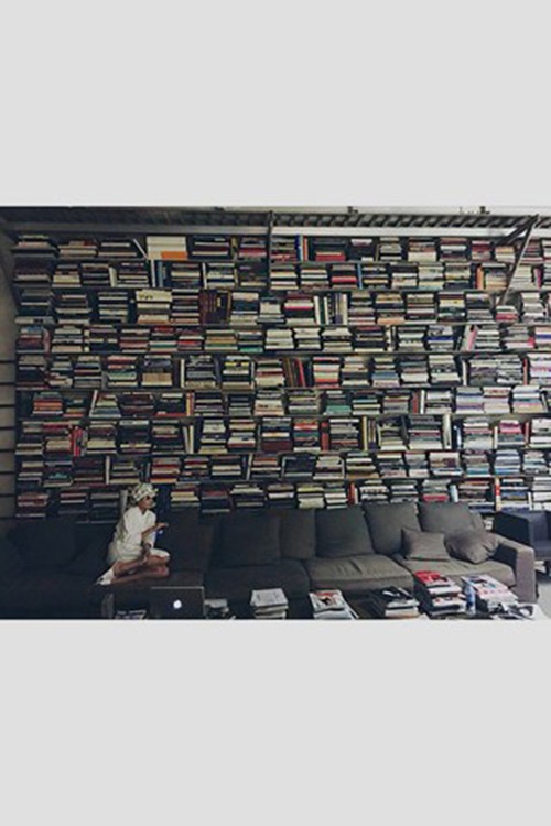 Karl Lagerfeld يملك 300000….؟