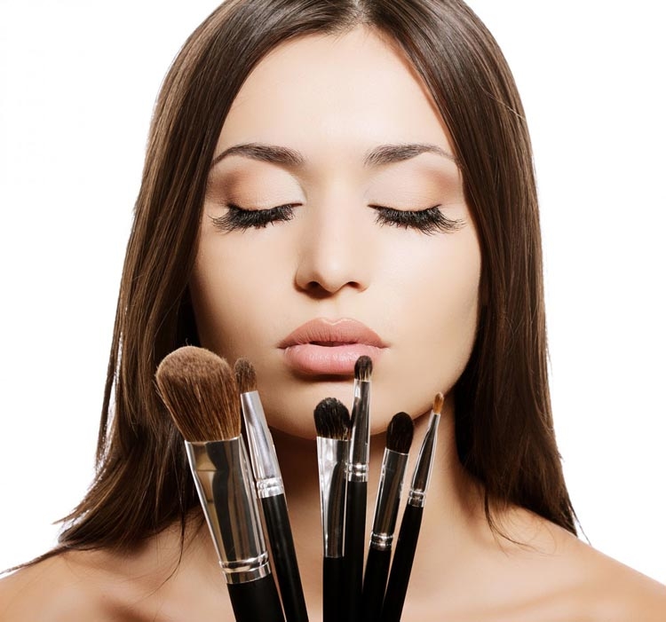 لماذا تستخدم النساء المكياج؟