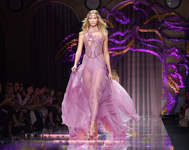 تمزق ثوب Karlie Kloss في اللحظات الأخيرة