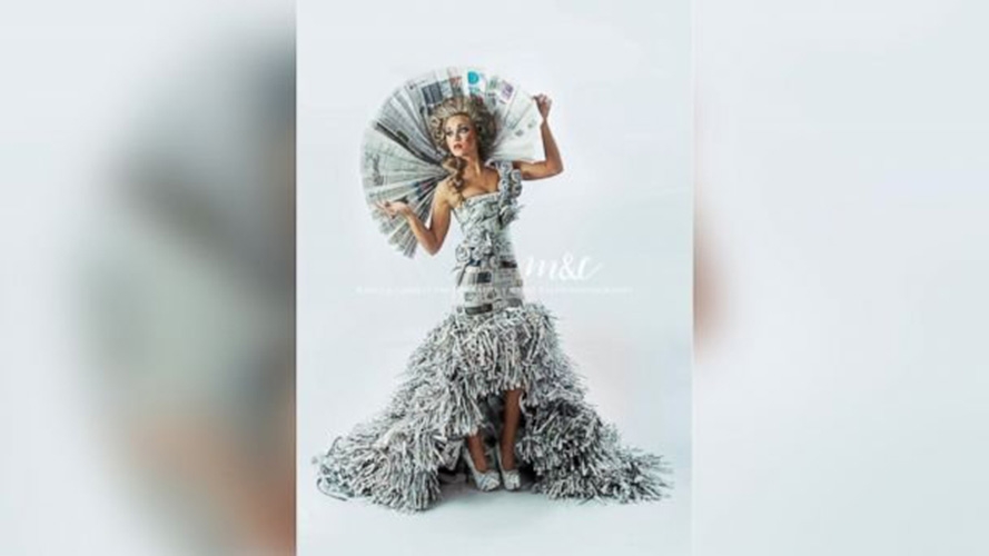 فساتين مصنوعة من ورق الصحف