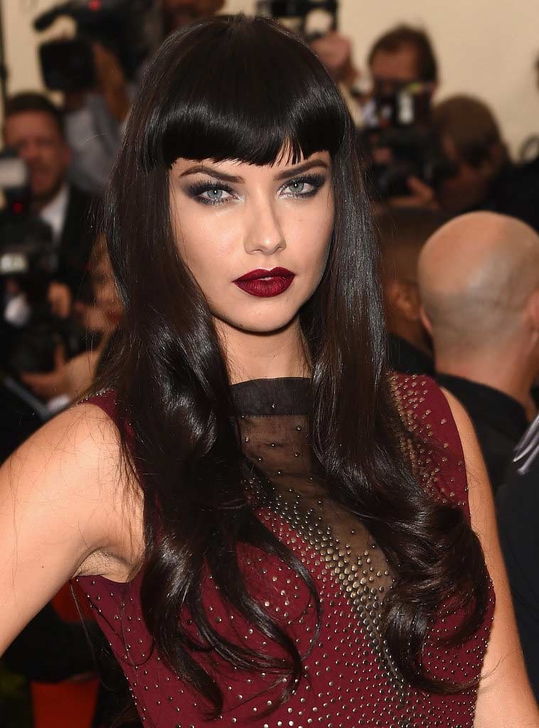Adriana Lima بإطلالات لم نميّزها