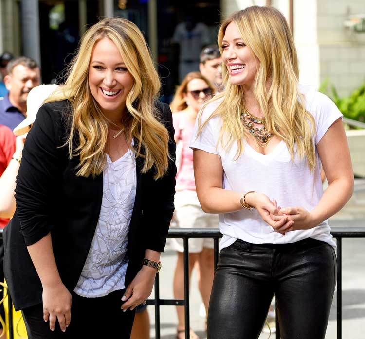 Hilary Duff مسحورة بابنة أختها
