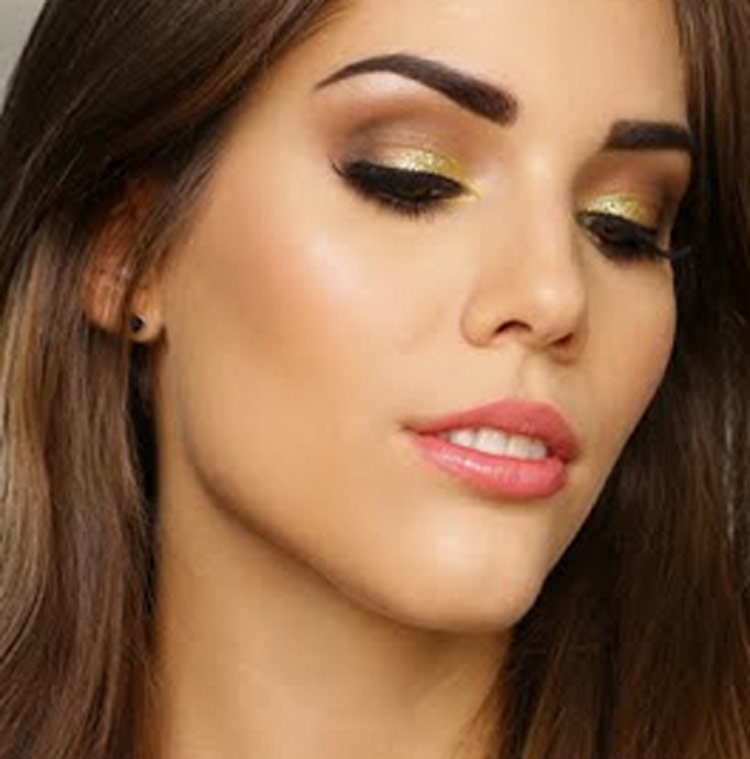 عيون براقة ذهبية