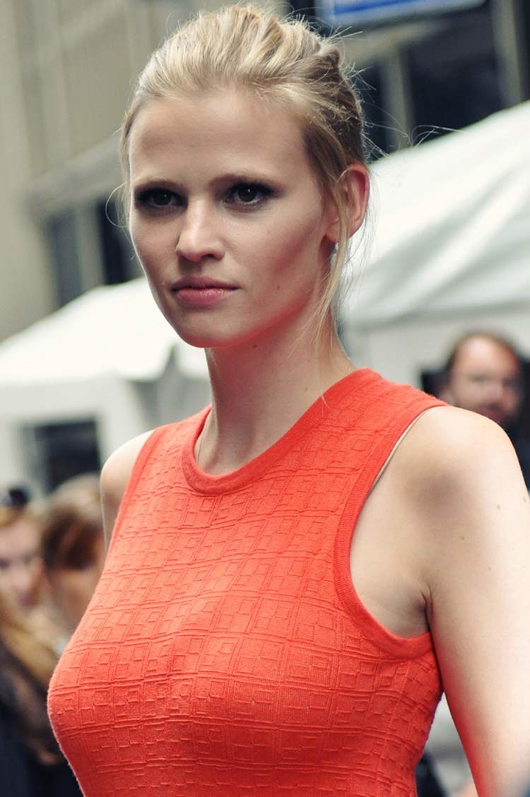 ذيل مجدول لـLara Stone