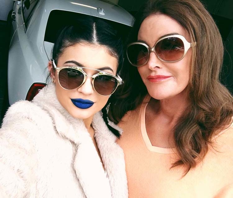 إطلالة Kylie Jenner بشفاه زرقاء