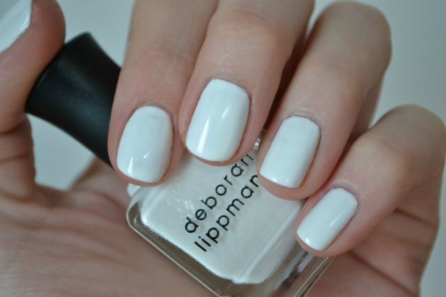 طلاء الأظافر بلون الأبيض