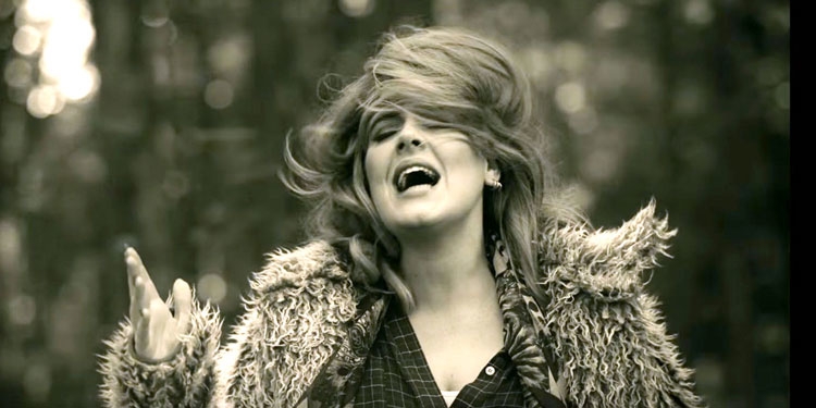 ما الذي أبكى Adele في الفيديو كليب الجديد؟
