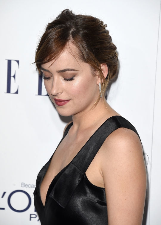 ألقي نظرة على مكياج Dakota Johnson