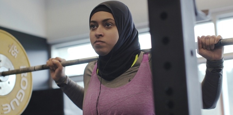 لاعبة الاثقال الاماراتية آمنة الحداد تكسر قواعد الرياضة
