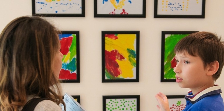 معرض “صور هذا” يقدم أعمال فنية لأطفال التوحد