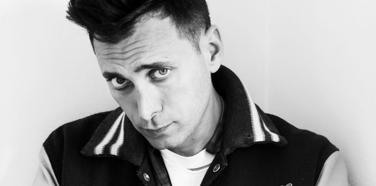 Hedi Slimane ينفي عبر توتير الشائعات حول علامته الخاصة