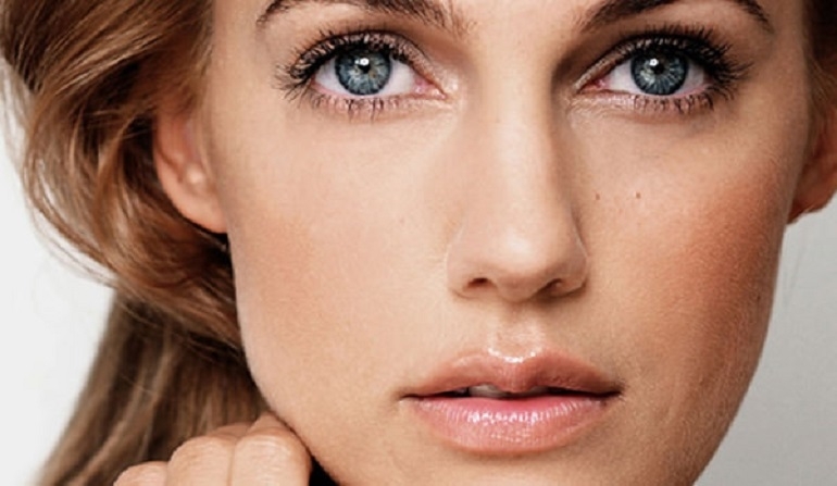 الممثلة وعارضة الأزياء Meryem Uzerli