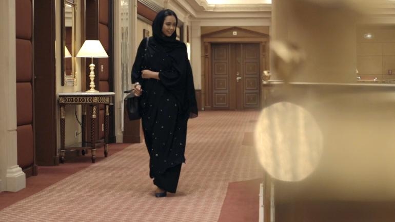 المدونة السعودية ألاء بلخي  تحكي  تفاصيل تجربتها في  فندق الريتز- كارلتون، الرياض