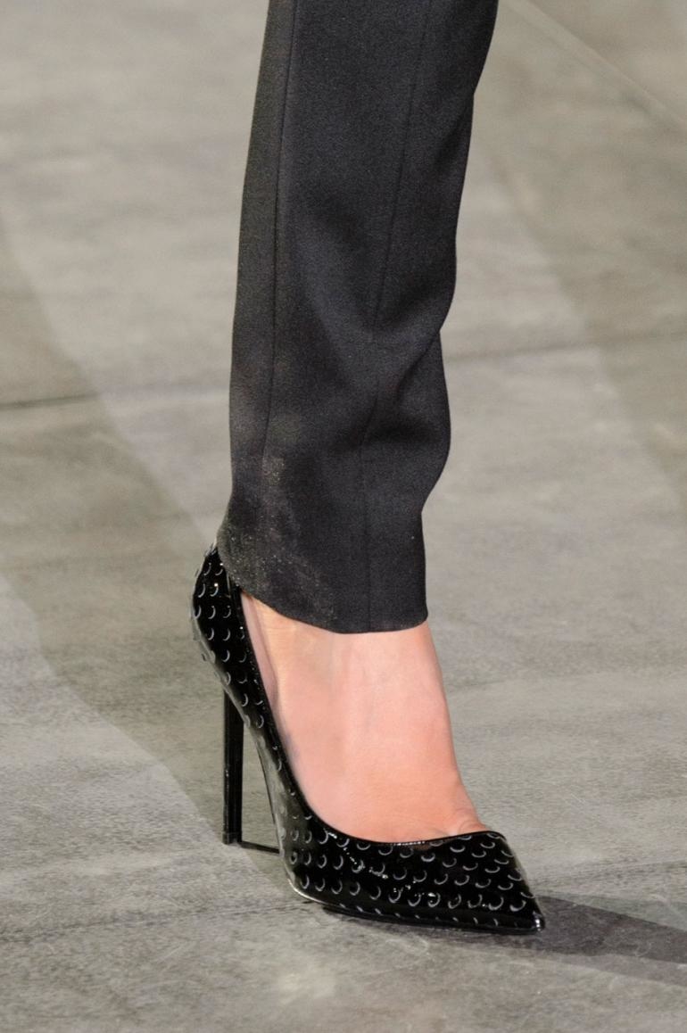 Saint Laurent ربيع وصيف 2017 : الفستان الأسود والكعب العالي  الرفيع