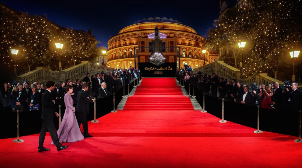 نقل من قلب الـBritish Fashion Awards من Layal Makarem