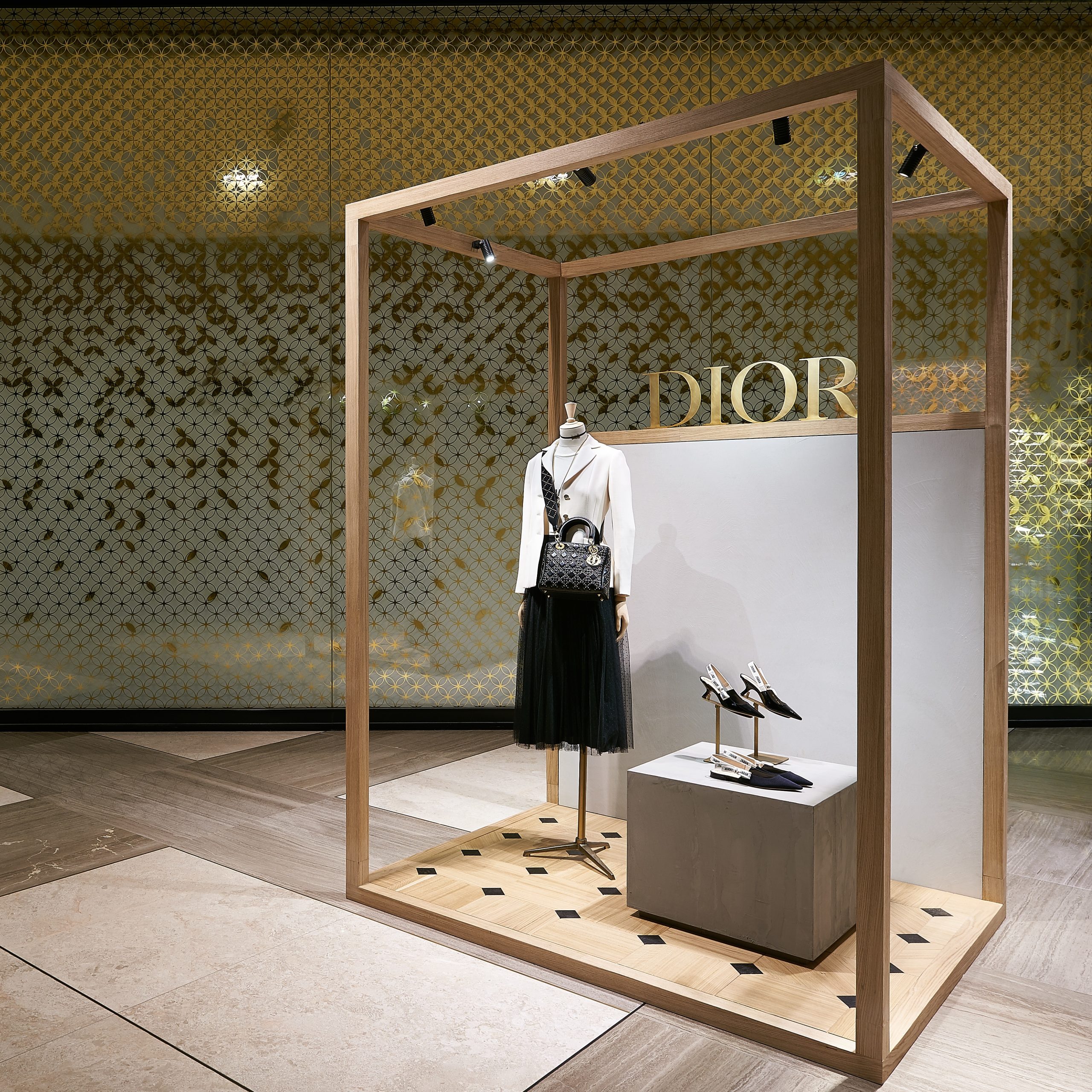 تفتتح دار الأزياء Dior سلسلة من المتاجر المؤقّت حول العالم