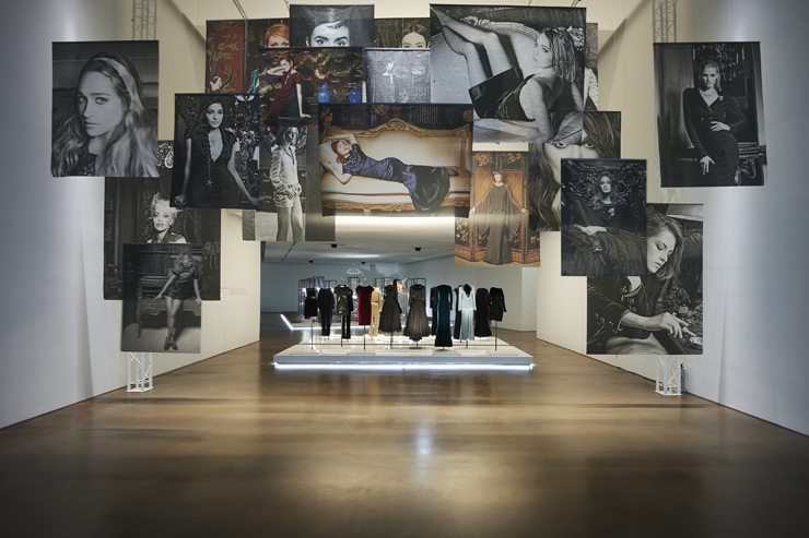 تكشف Chanel عن معرض Mademoiselle Privé