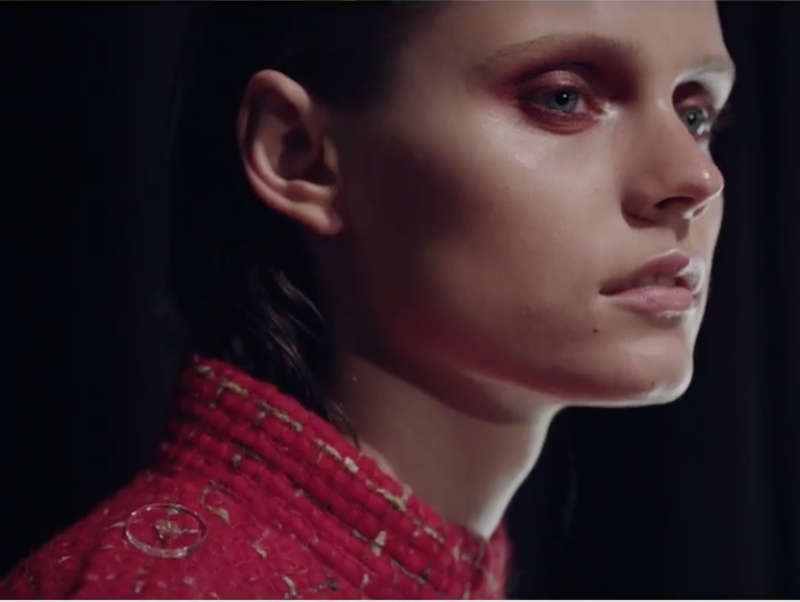 إطلالة قوية مع Chanel