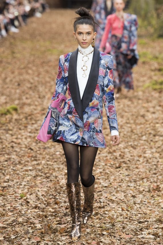 من هي العارضة العربيّة التي شغلت العالم في عرض Chanel لخريف وشتاء 2018؟