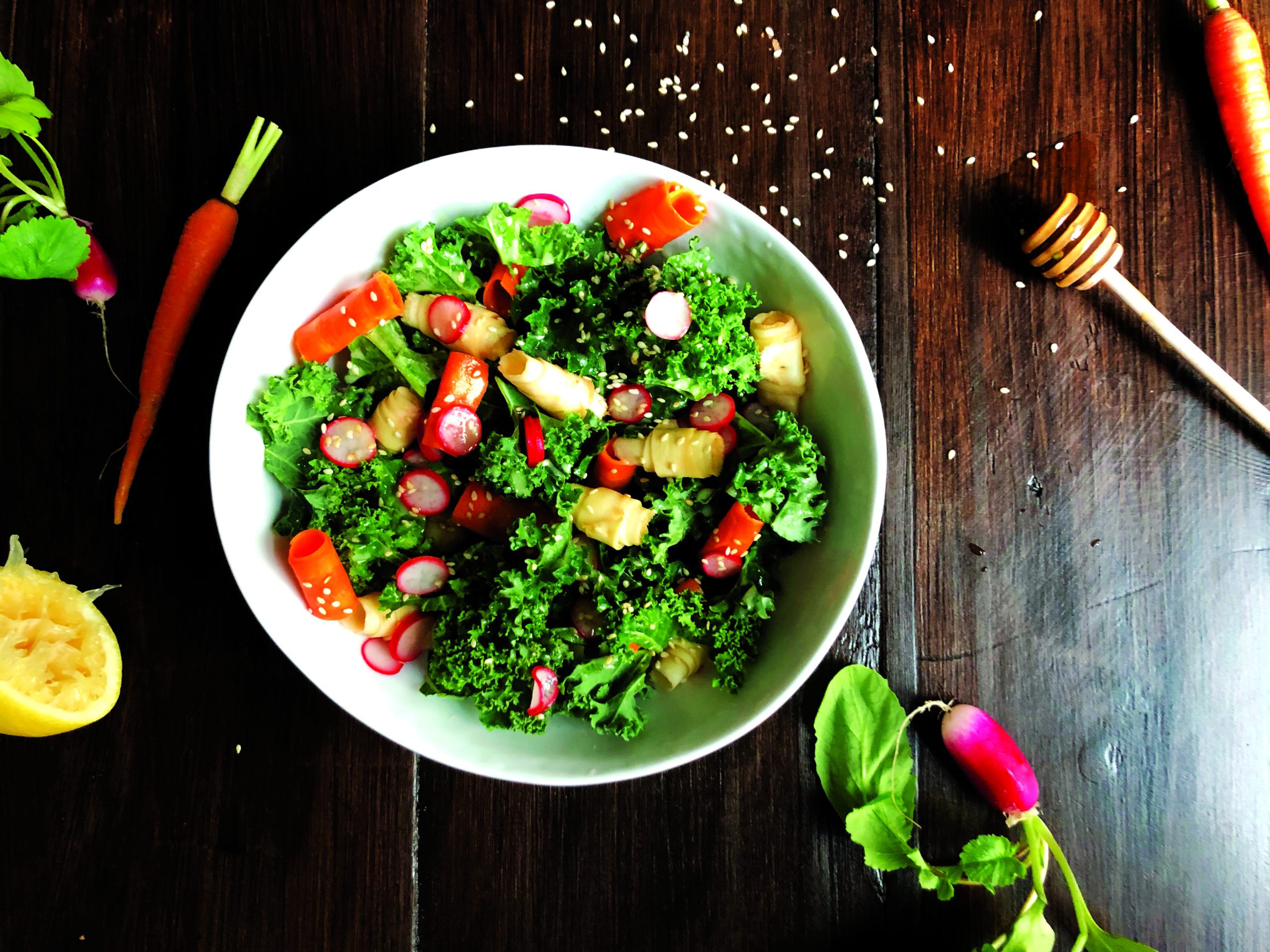 مخلّل الجزر الملوّن بالزنجبيل مع أوراق الكيل