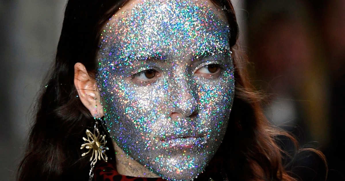 كيف ترتدين القطع البرّاقة من دون الظهور كتطبيق Kirakira؟