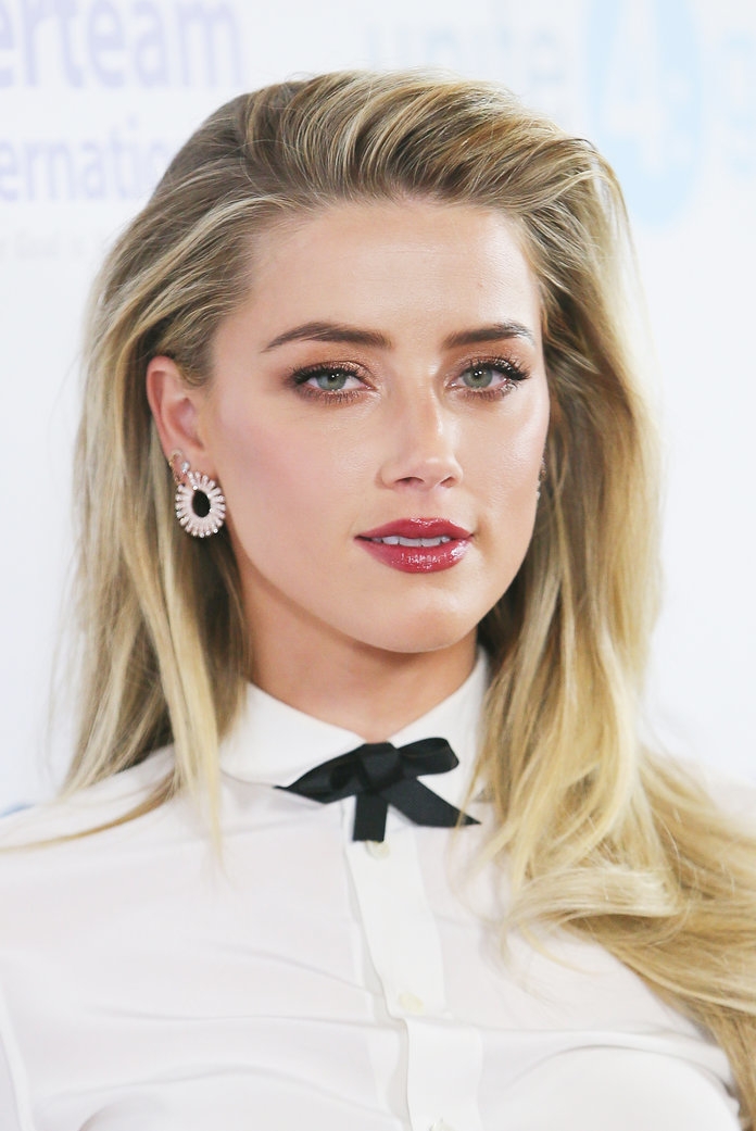 Amber Heard تزور “مخيّم الزعتري” وتستمع إلى أم كلثوم