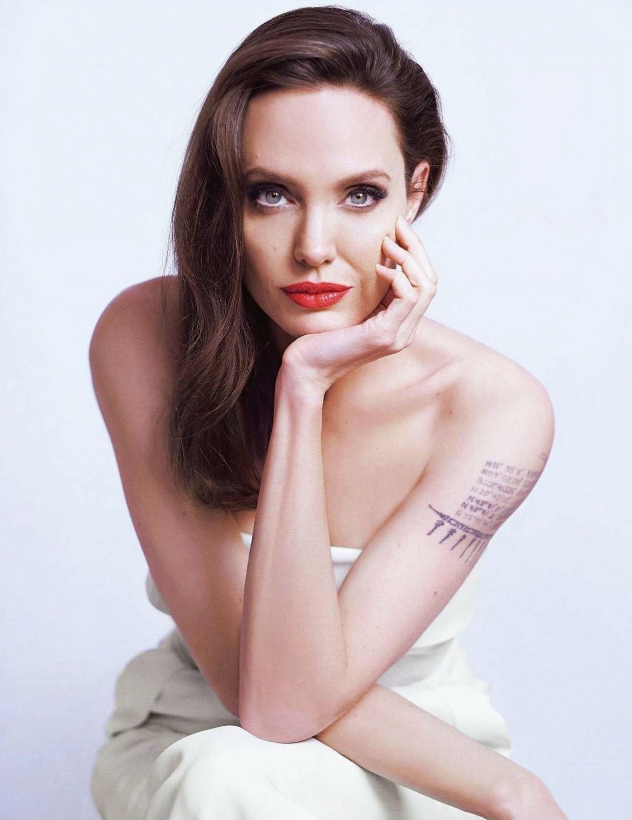 ما هو الفيلم الذي سيجمع بين ملكة بريطانيا وAngelina Jolie؟