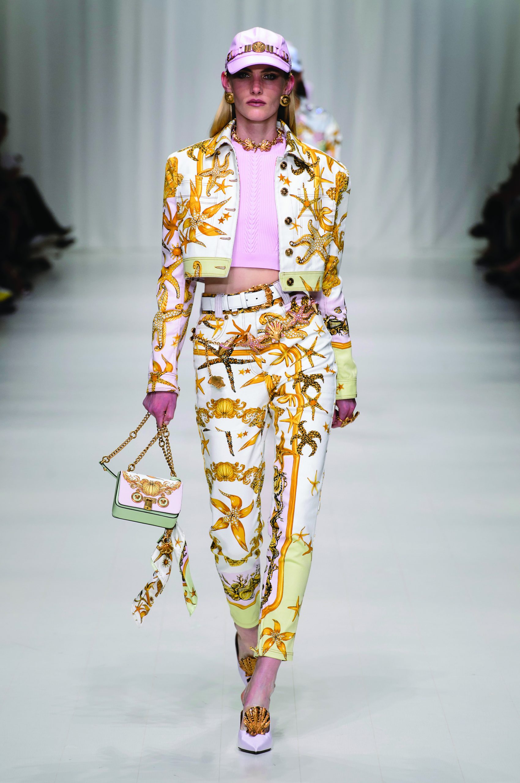 إليك معلومات حصريّة عن إكسسوارات Versace لموسم ربيع وصيف 2018