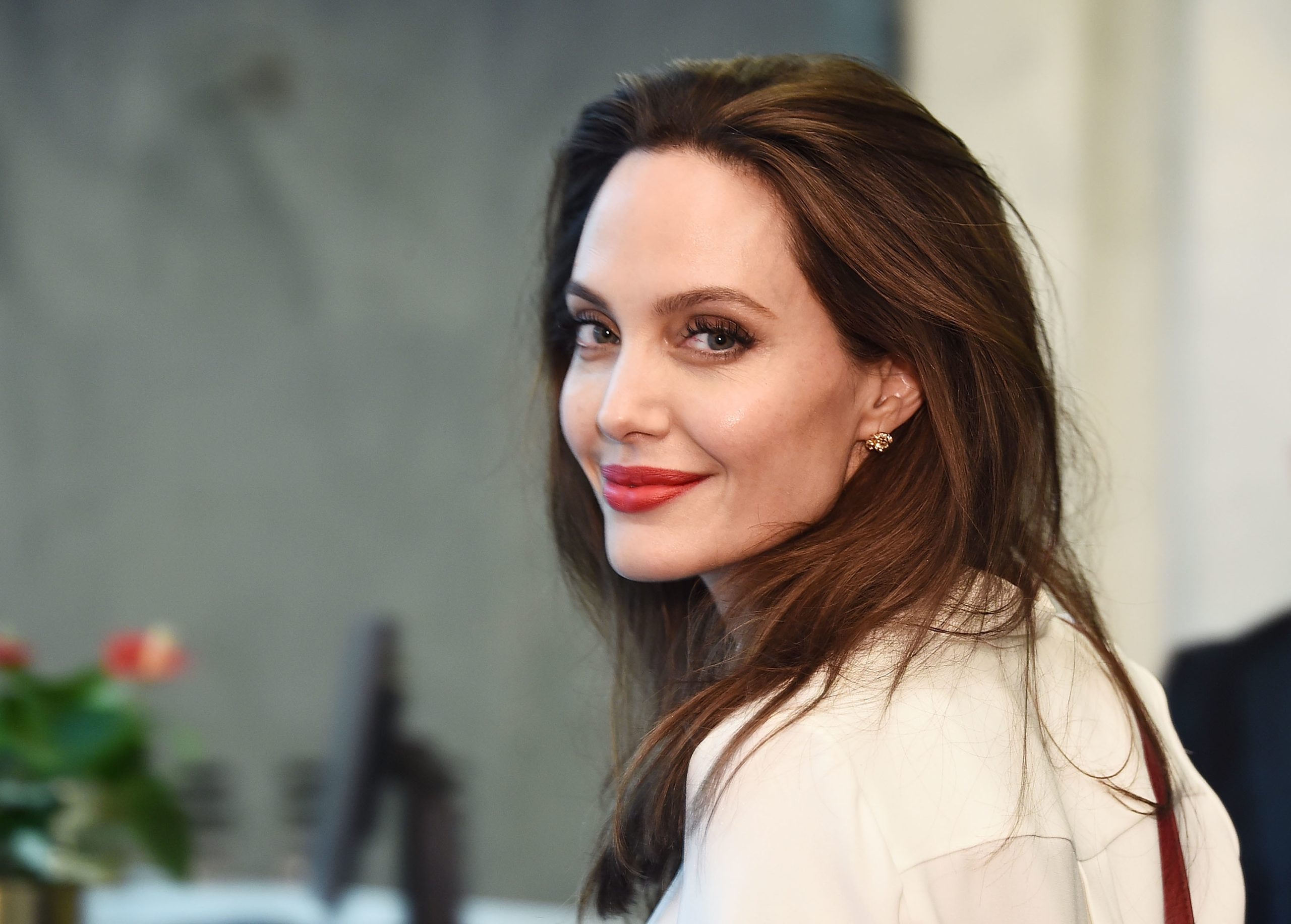 هل Angelina Jolie في طور تغيير عنوان مسكنها؟