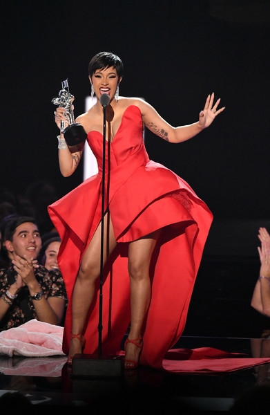 Cardi B تخطف الأنفاس في تصميم لـAzzi & Osta في حفل VMA 2018