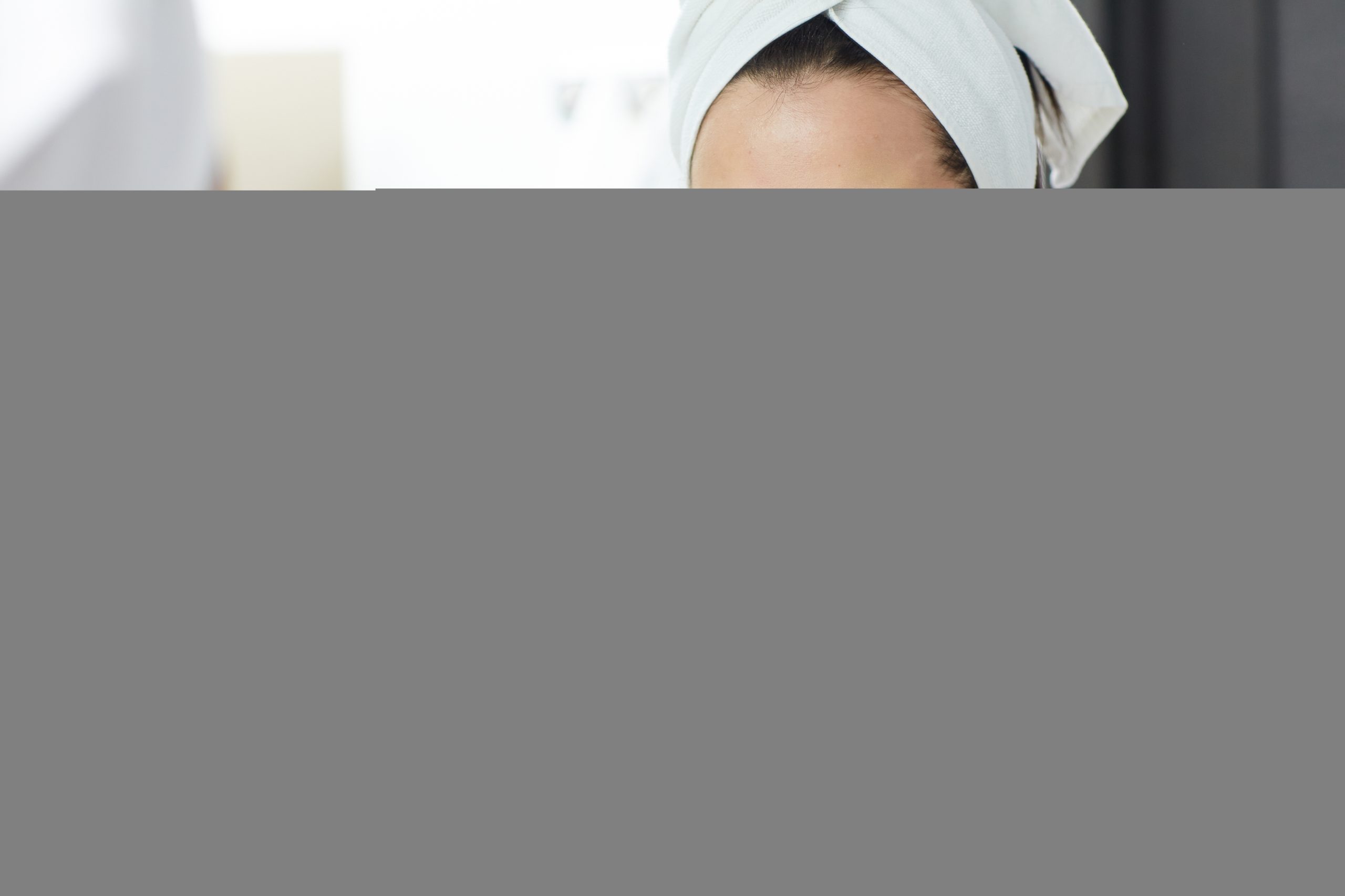 كيف تعتنين بمنطقة محيط العينين؟