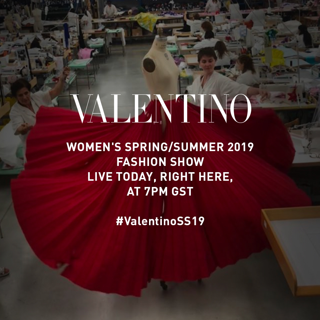 تابعي عرض Valentino مباشرةً من باريس