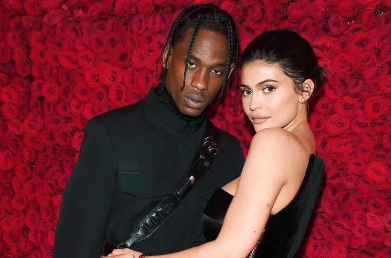 Kylie Jenner تحت تأثير الورود