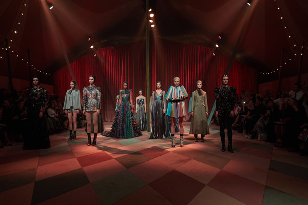 عرض Dior للأزياء الراقية لربيع وصيف 2019: تجربة تنعش قلب دبي