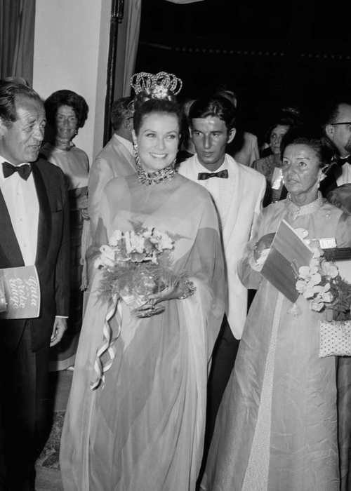 Christian Dior يحتفي بجمال Grace Kelly الأزليّ