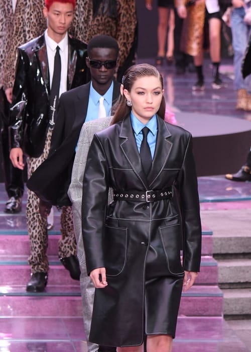 عارضات يقتحمن عرض أزياء Versace للرجال