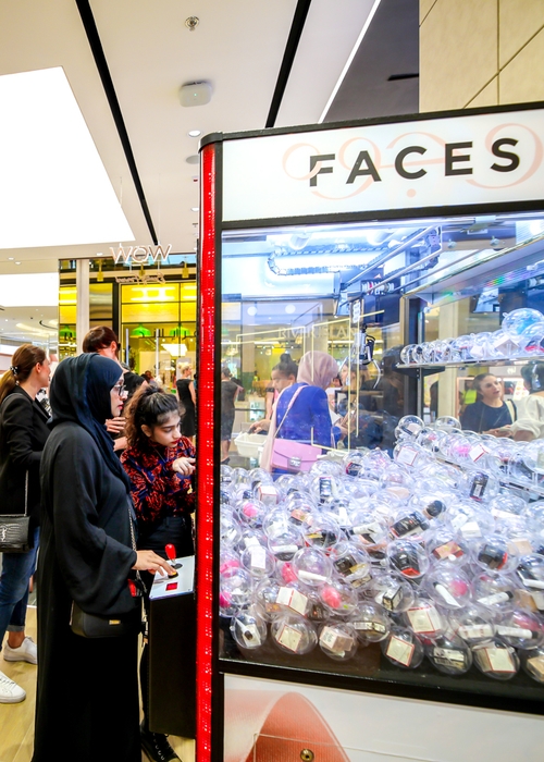 متجر Faces بتقنيّاتٍ رقميّة في الإمارات