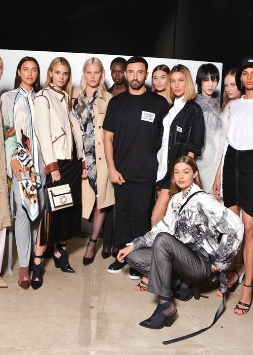 عرض Burberry يسافر بك إلى العصر الفيكتوري