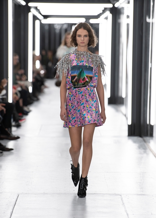 تابعي عرض Louis Vuitton مباشرةً من باريس