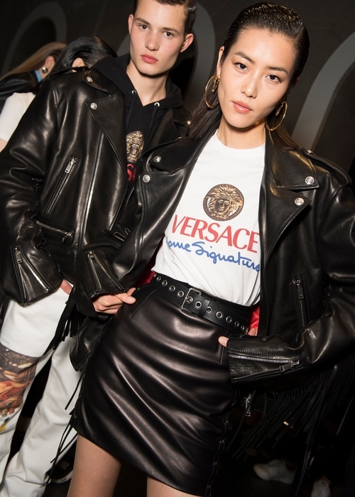 Versace في قرارٍ مفاجئ حول عرض أزيائها في ميلانو